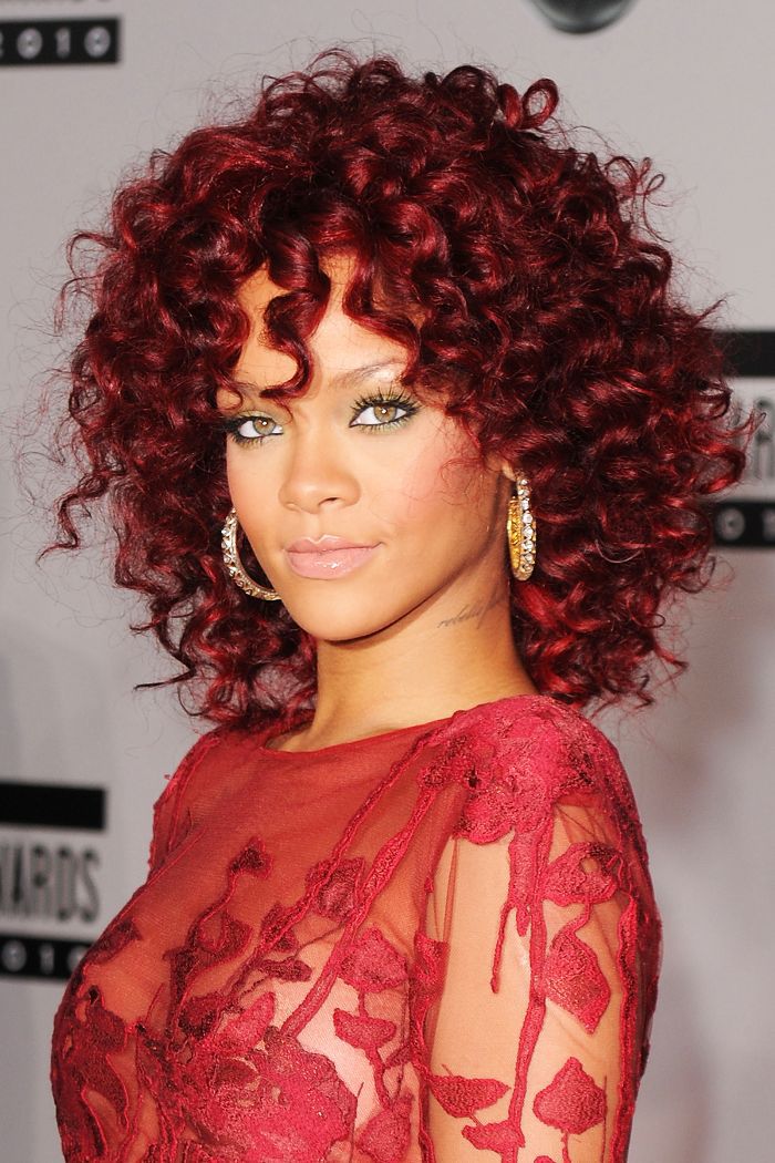 A prova indiscutível de que o penteado de Rihanna é uma maldita obr a-prima
