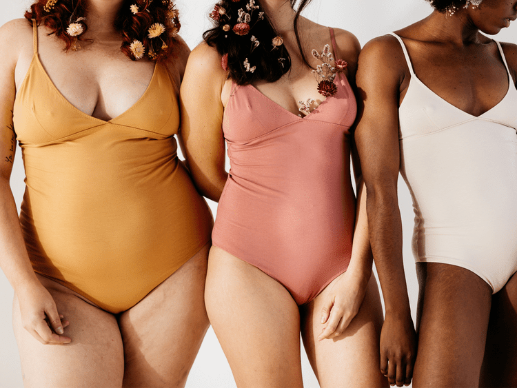 mulheres em trajes de banho de cores neutras