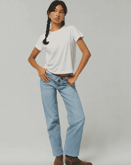 Modelo de camiseta branca e jeans
