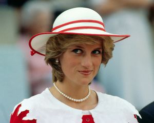 Princesa Diana em um chapéu-branco e brincos de pérola