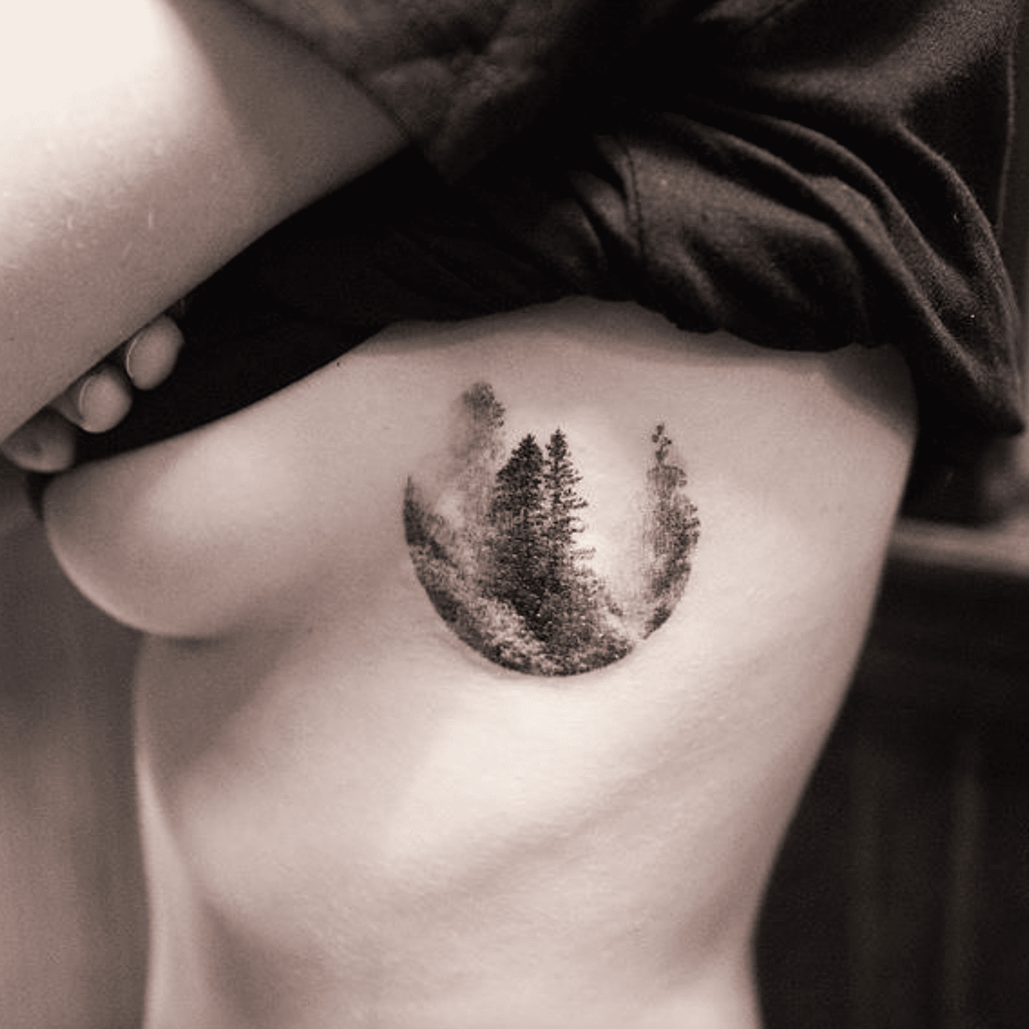 Tatuagem no peito em forma de vinheta circular de floresta