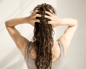 Close de uma mulher com cabelo molhado