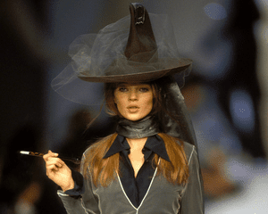 Kate Moss em uma fantasia de bruxa
