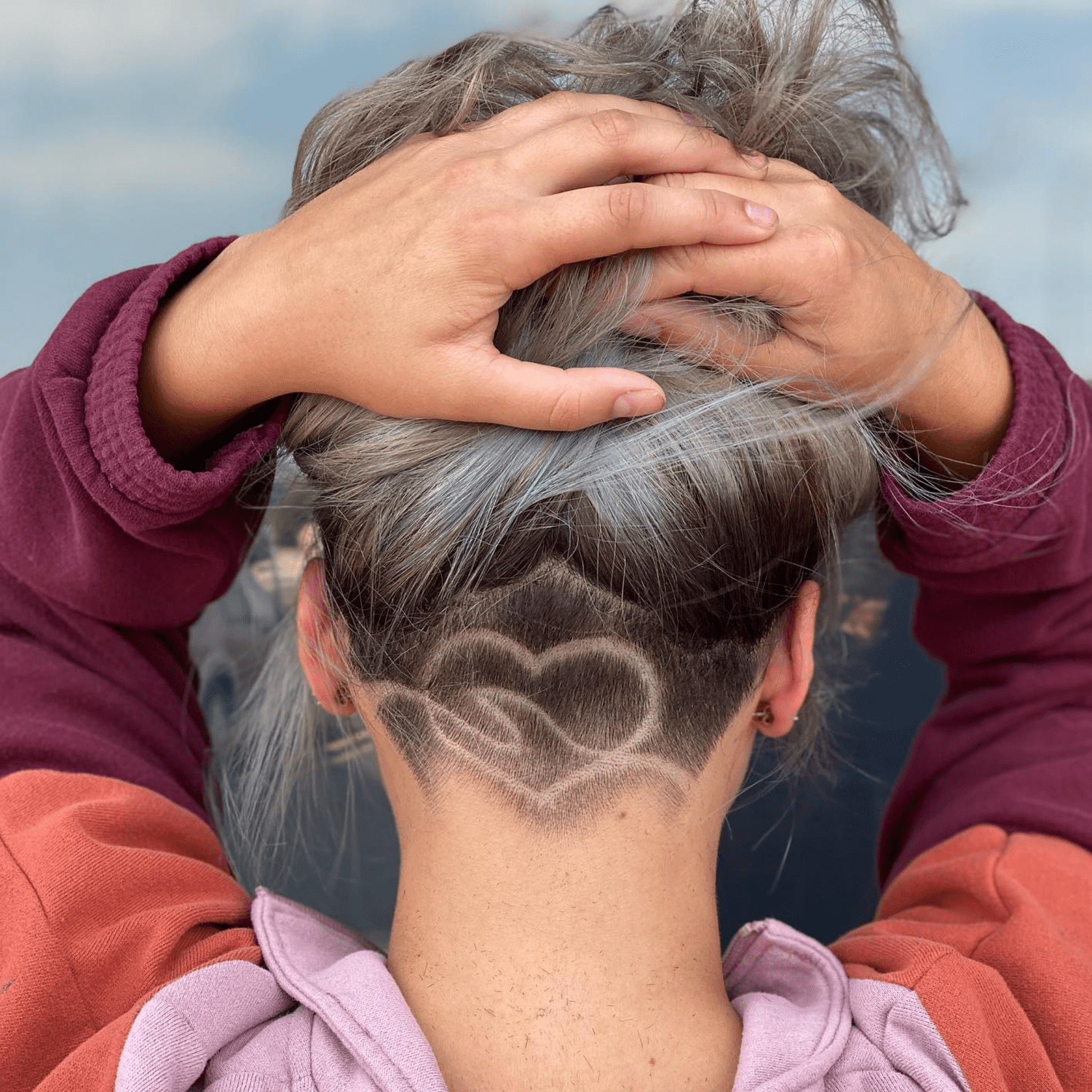 Vista traseira de um corte de cabelo feminino com um padrão de coração