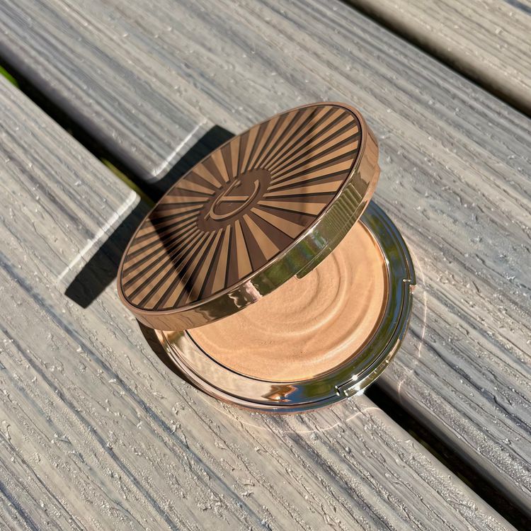 Charlotte Tilbury Cream Bronze em uma mesa de madeira