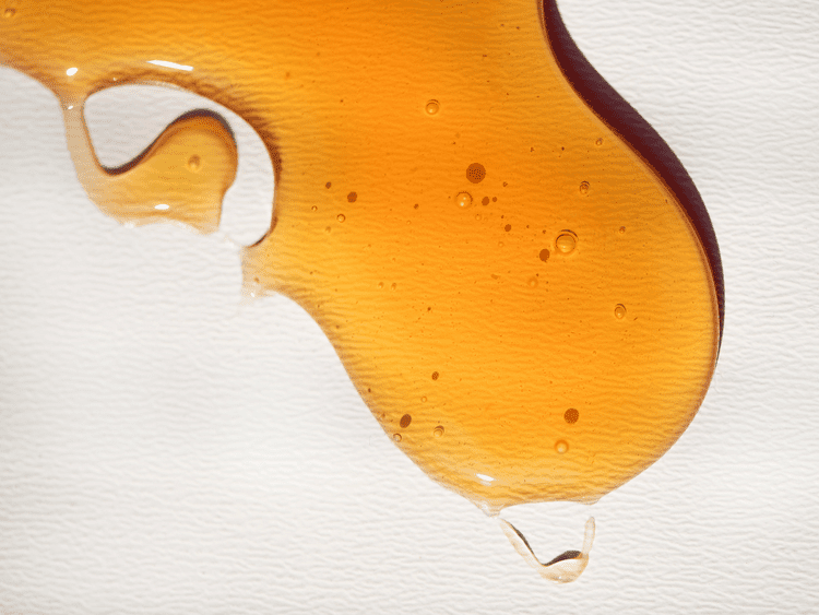 Uma gota redonda e alongada de mel em um fundo branco texturizado.< an> Bruudzinsky K. Uma visão moderna da produção de peróxido de hidrogênio no mel. Análise. Food Chem. 2024 1 de dezembro; 332: 127229. Doi: 10. 1016/j. foodchem. 2024. 127229