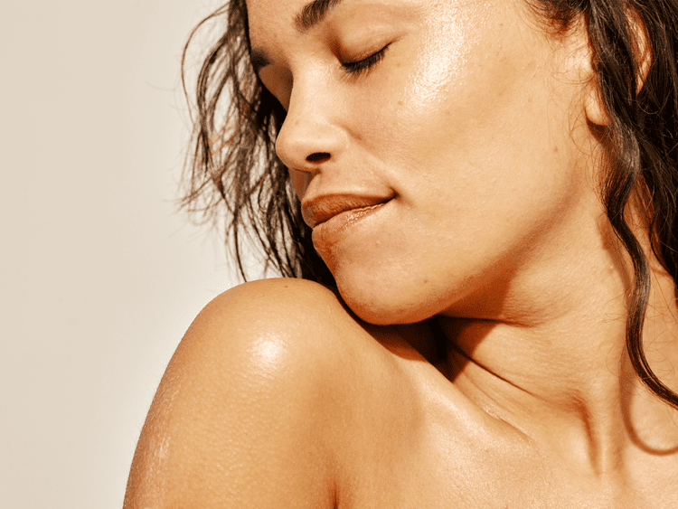 Retrato aproximado de uma mulher com pele úmida e delicada