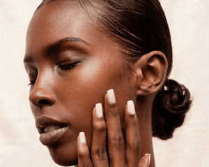Modelo feminino negro tocando seu rosto