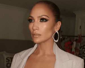 Jennifer Lopez com maquiagem de bronze