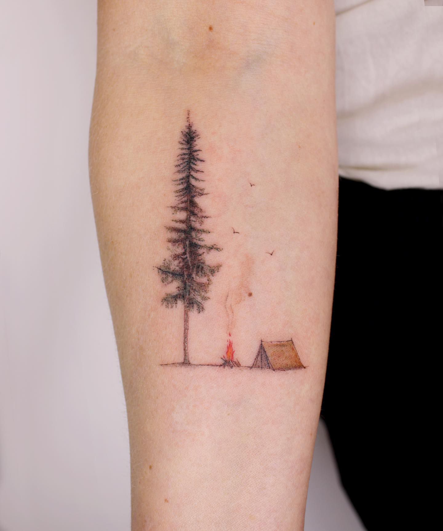 Close do antebraço com tatuagem de árvore