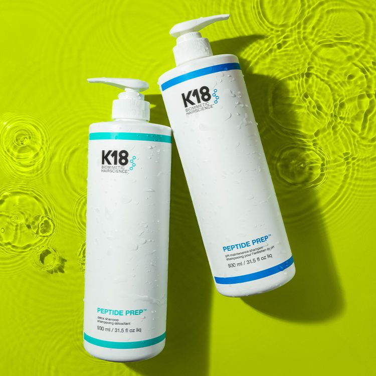 Shampoos k18 em um fundo verde