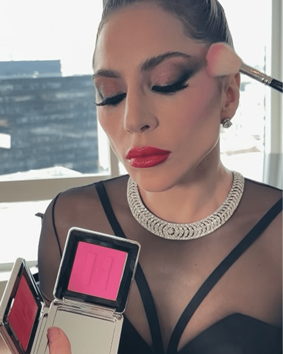 Foto exclusiva de Sarah Tenno fazendo a maquiagem de Lady Gaga no Oscar 2024