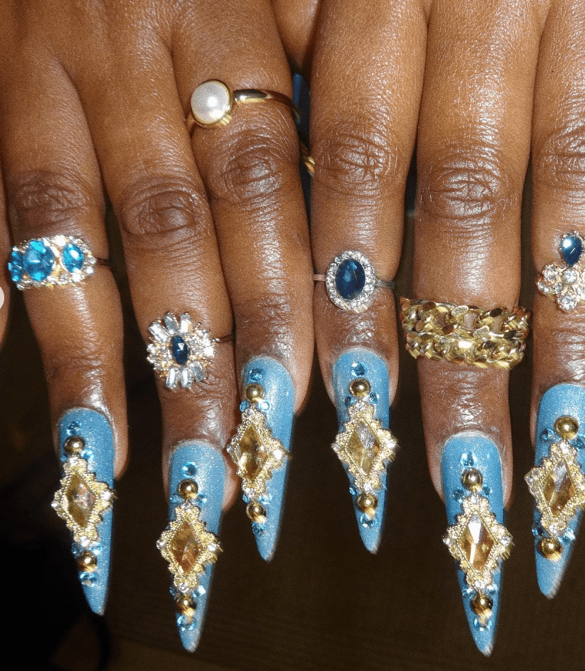 Unhas Lizzo Azul com Pedras Preciosas e Anéis, Zoom