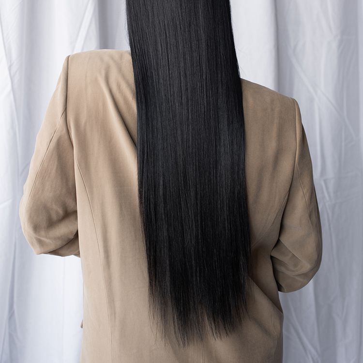 Mulher com cabelos longos escuros
