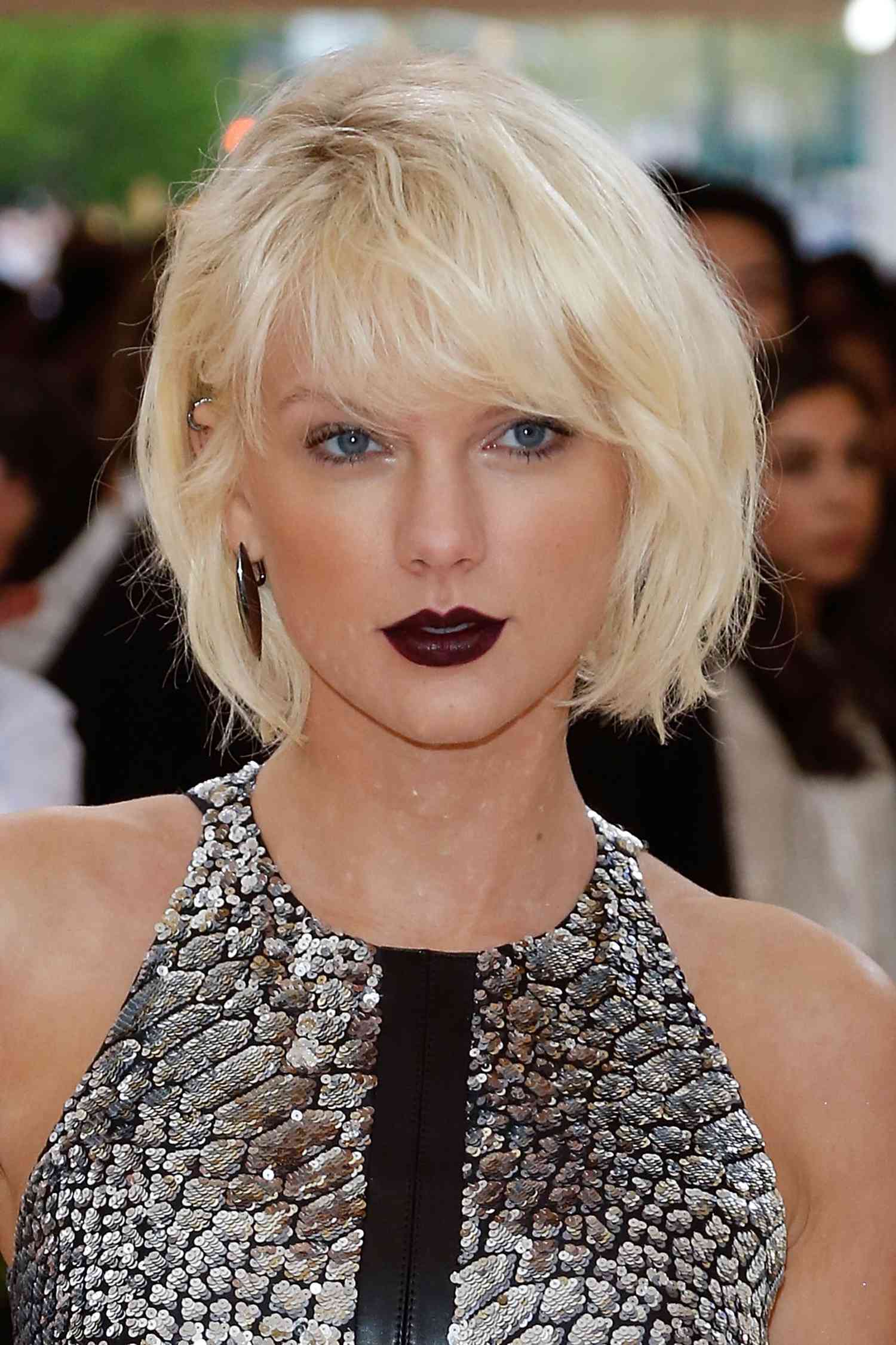Taylor Swift em batom de framboesa escuro e sombras brilhantes brancas para pálpebras