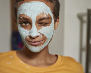 Mulher com receita de máscara facial DIY