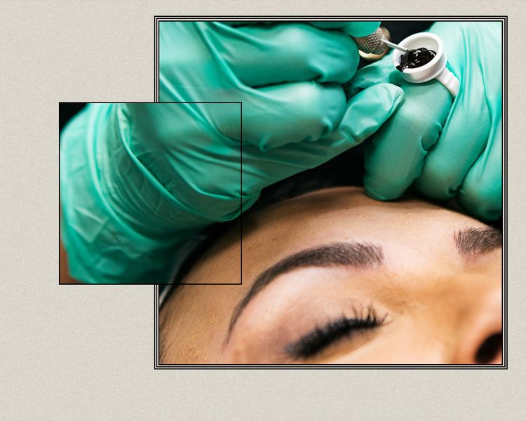 Uma esteticista faz microblading nas sobrancelhas de uma cliente.