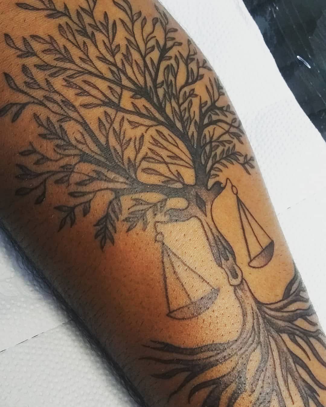 Close-up de árvore e tatuagem em escala