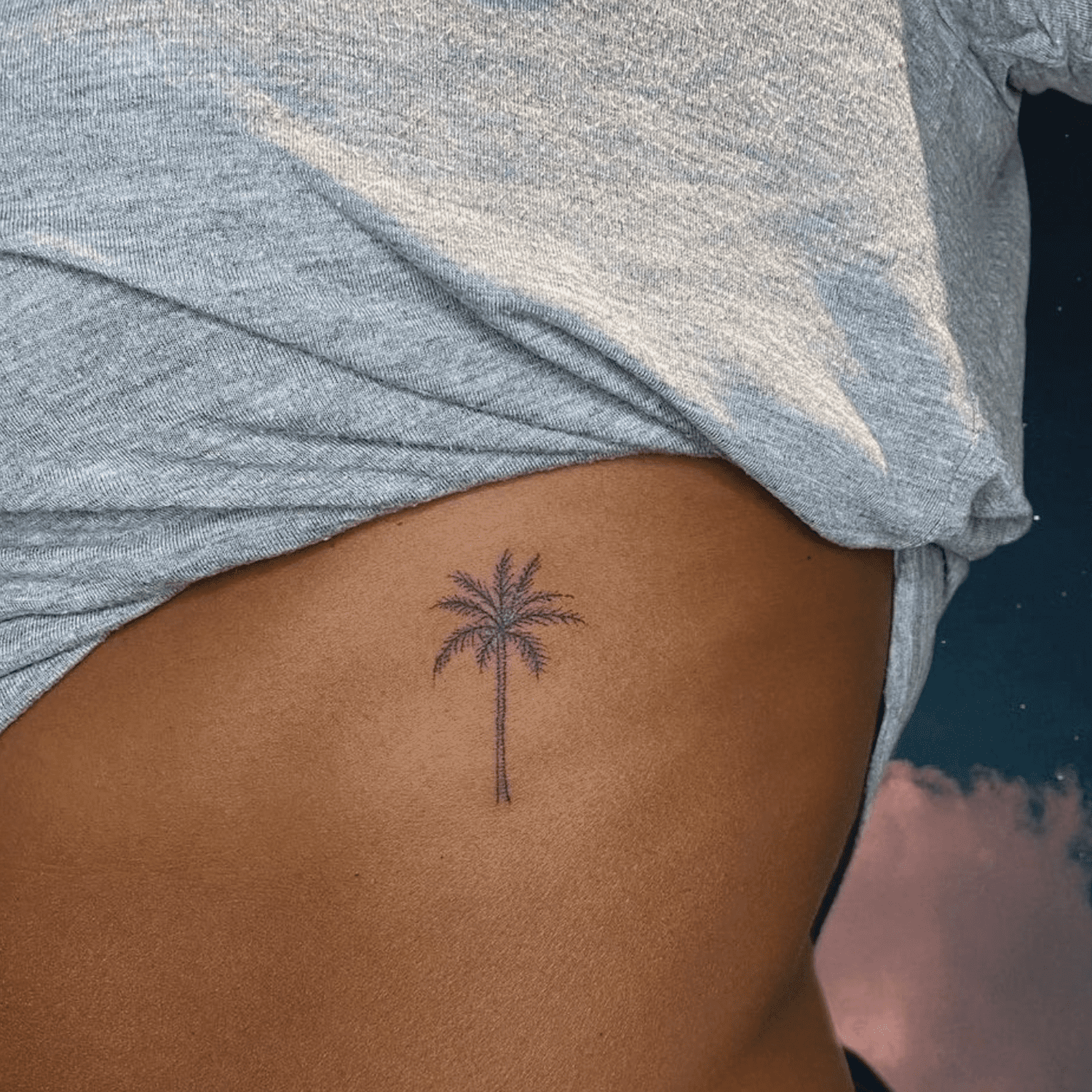 Tatuagem de linha de palmeira