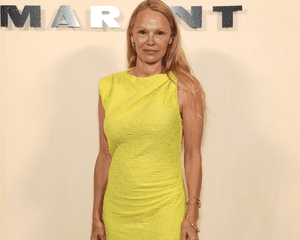 Pamela Anderson sem maquiagem e com vestido amarelo