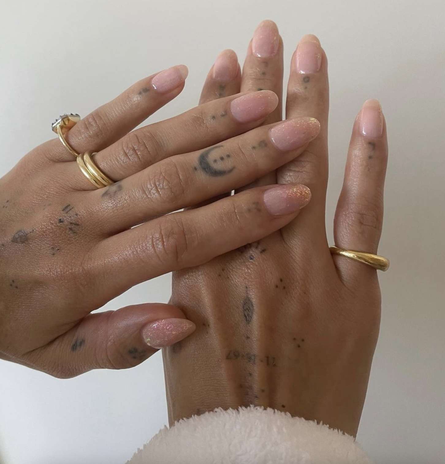 Zoë Isabelle Kravitz mostra uma manicure opala rosa