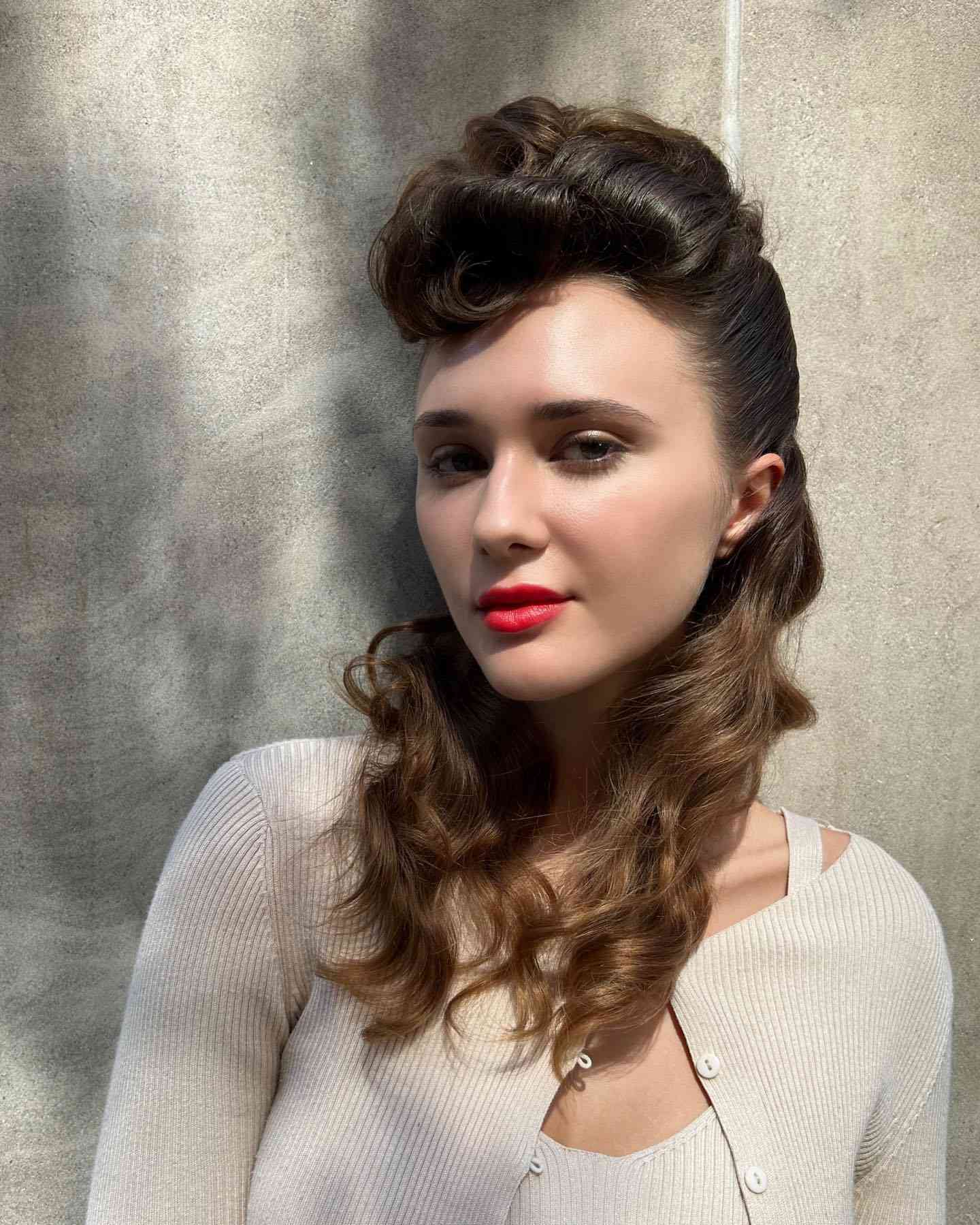 Uma mulher com um penteado encaracolado no estilo da década de 1940.