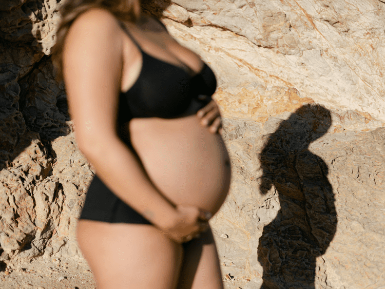 Mulher grávida de biquíni