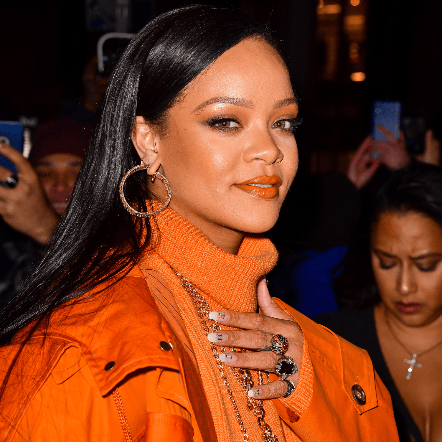 Rihanna em maquiagem laranja