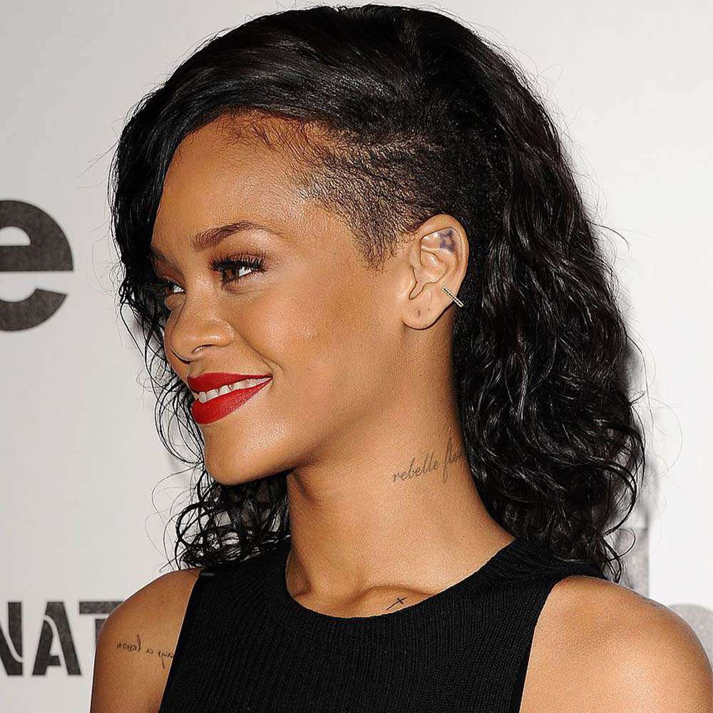 Rihanna com cabelo raspado