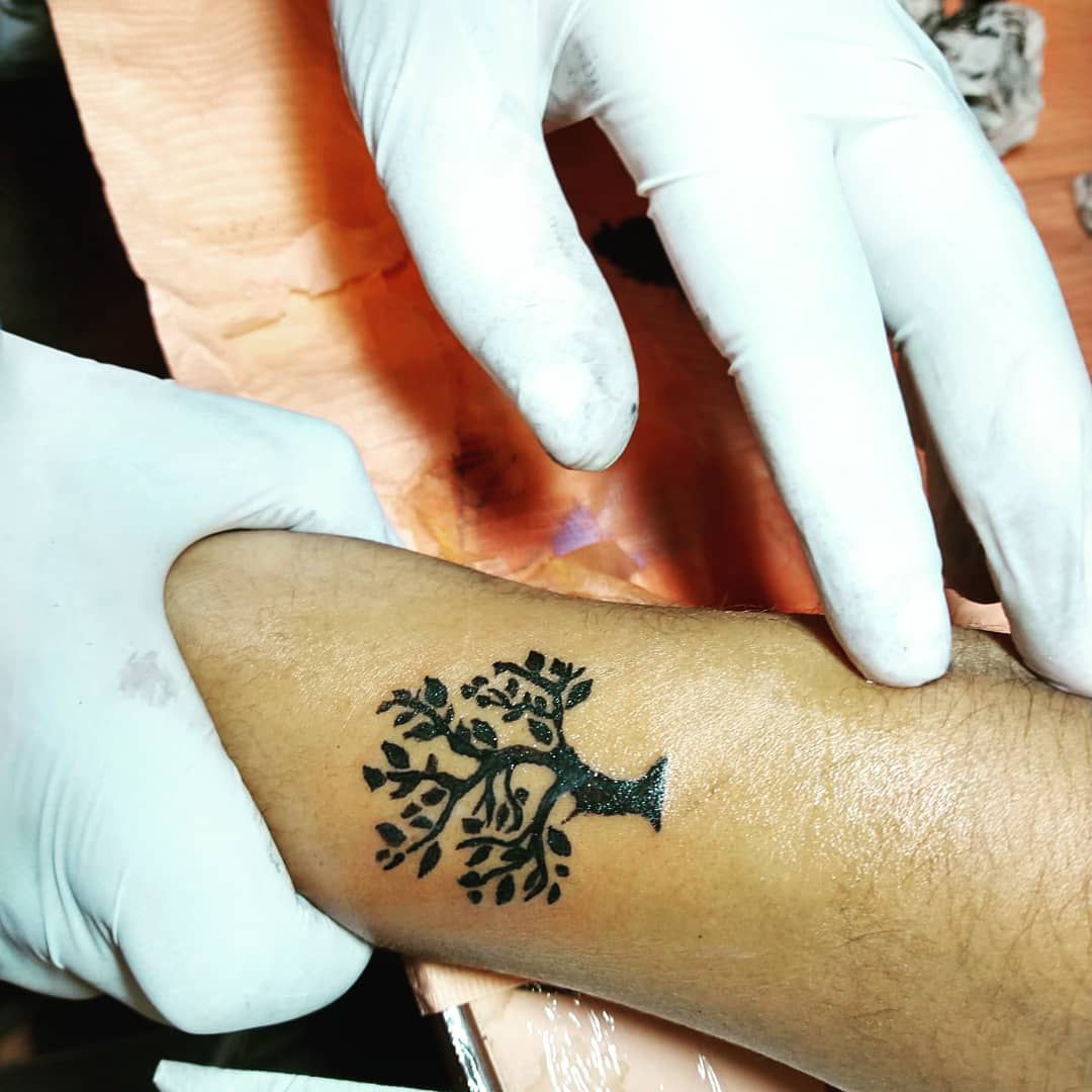 Close-up de uma tatuagem de árvore em estilo blackwork