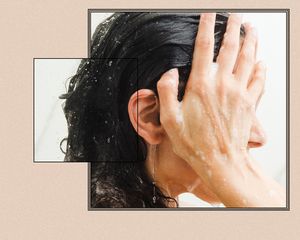 Mulher lava cabelos encaracolados com shampoo