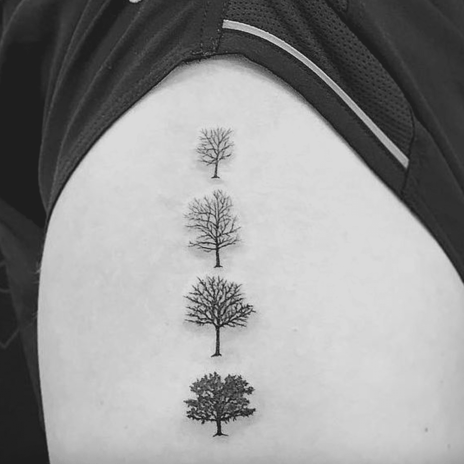 Tatuagem de quatro árvores em estações diferentes