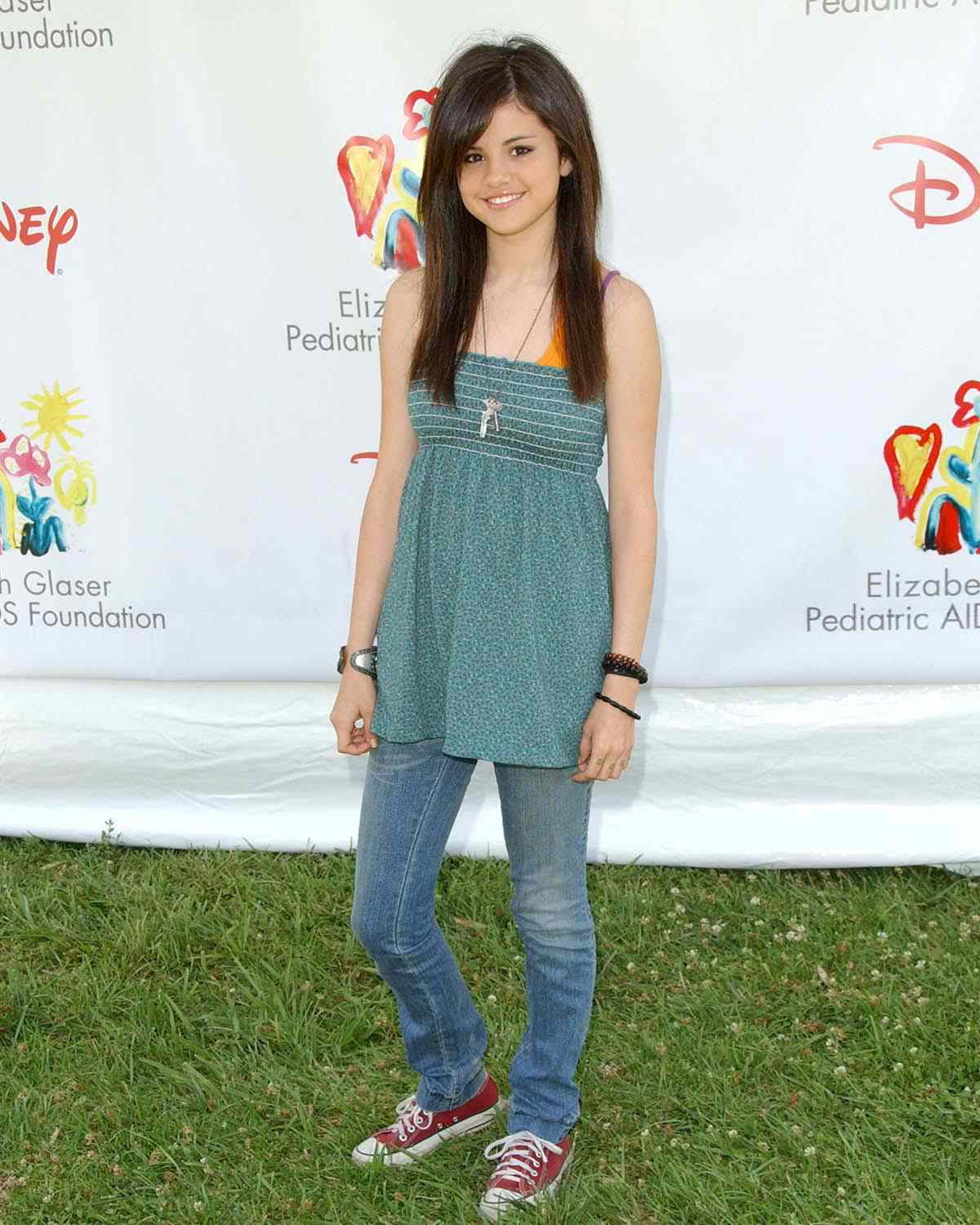 Selena Gomez em um vestido sobre suas calças