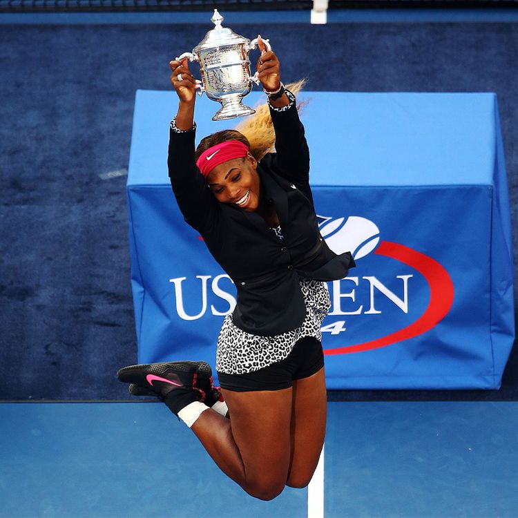 Serena Williams com um troféu em suas mãos