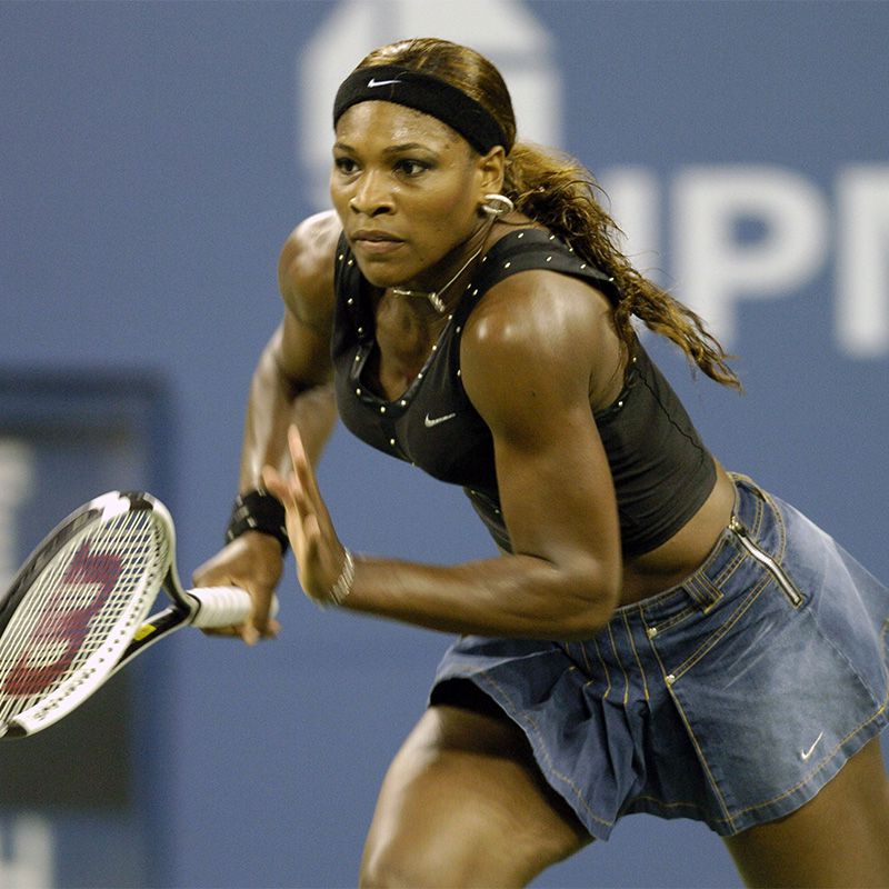 Serena Williams em roupas de jeans em uma quadra de tênis 200