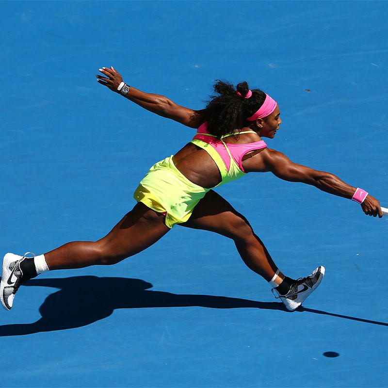 Serena Williams em um vestido de tênis amarelo