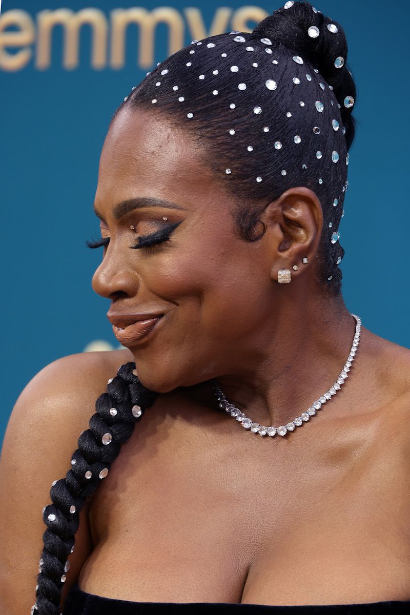 Cheryl Ralph com diamantes no cabelo na cerimônia de 2024 Emmys