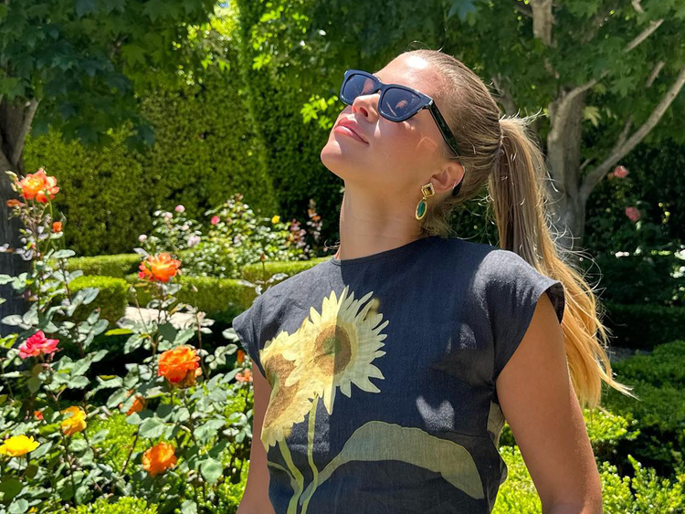 Sofia Richie em óculos de sol no jardim