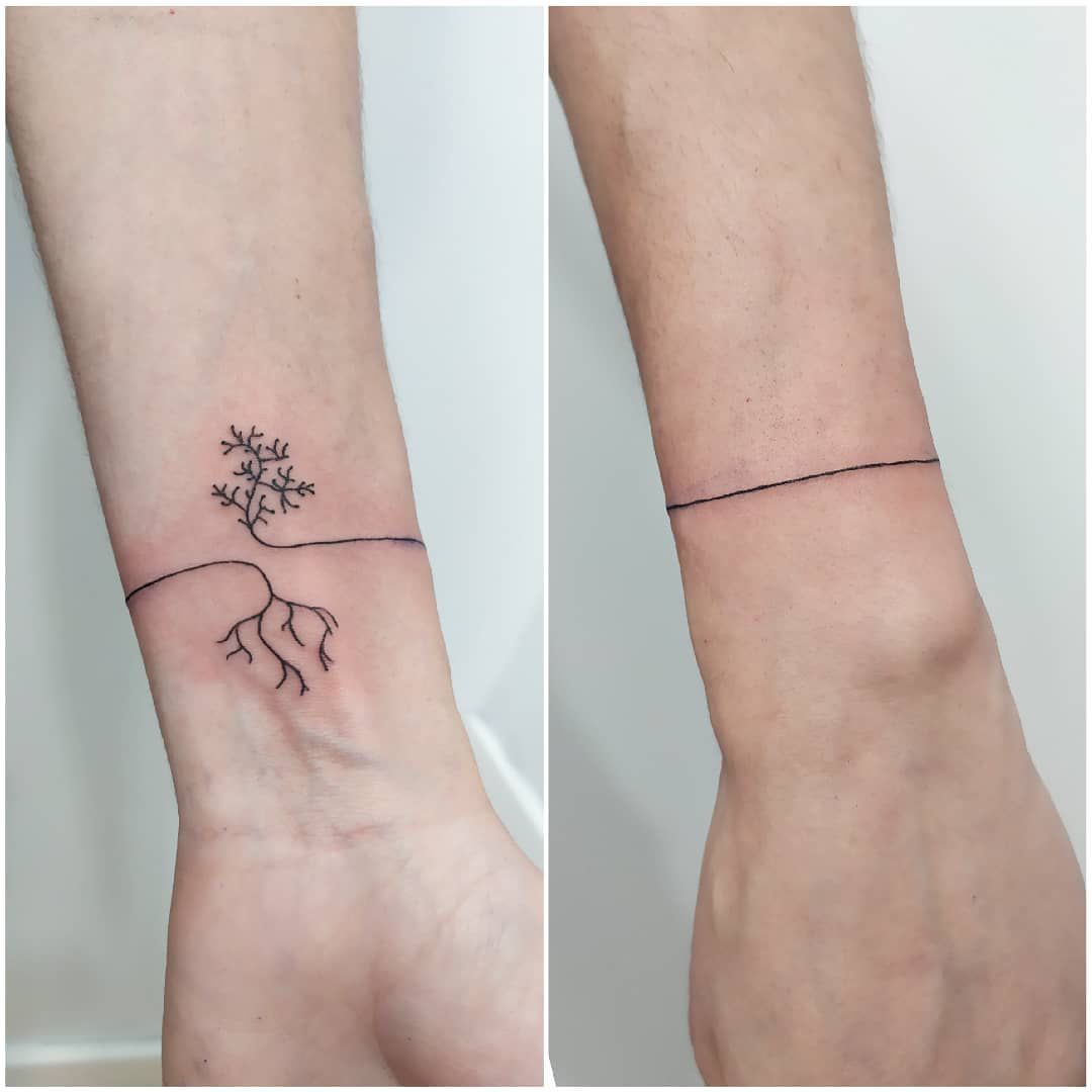 Close de tatuagem de listra de árvore no braço