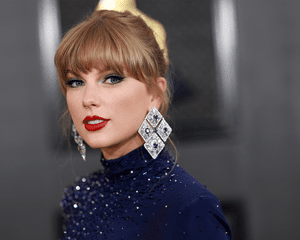 Taylor Swift com delineador de olho de gato e vestido azul