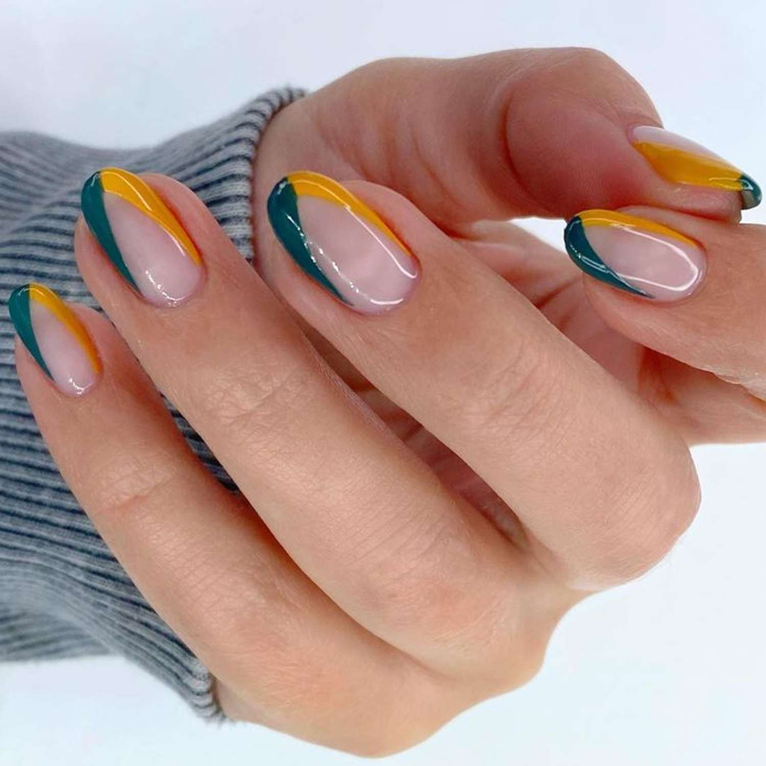 Manicure francesa em forma de V com dicas azuis e amarelas