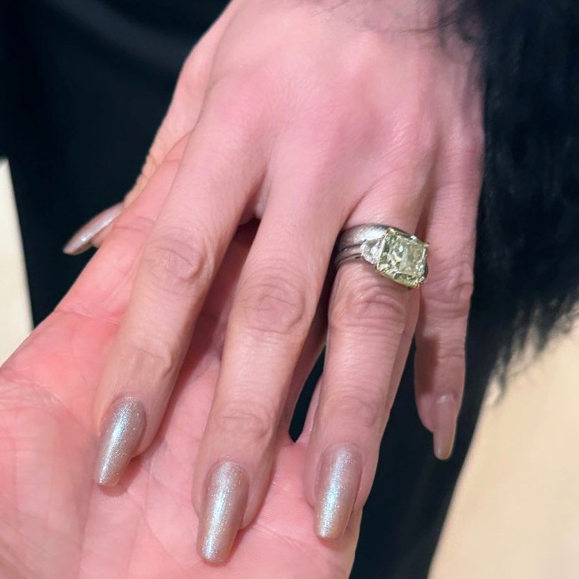 Close da manicure dourada e cromada de Jennifer Lopez feita por Tom Bacsik