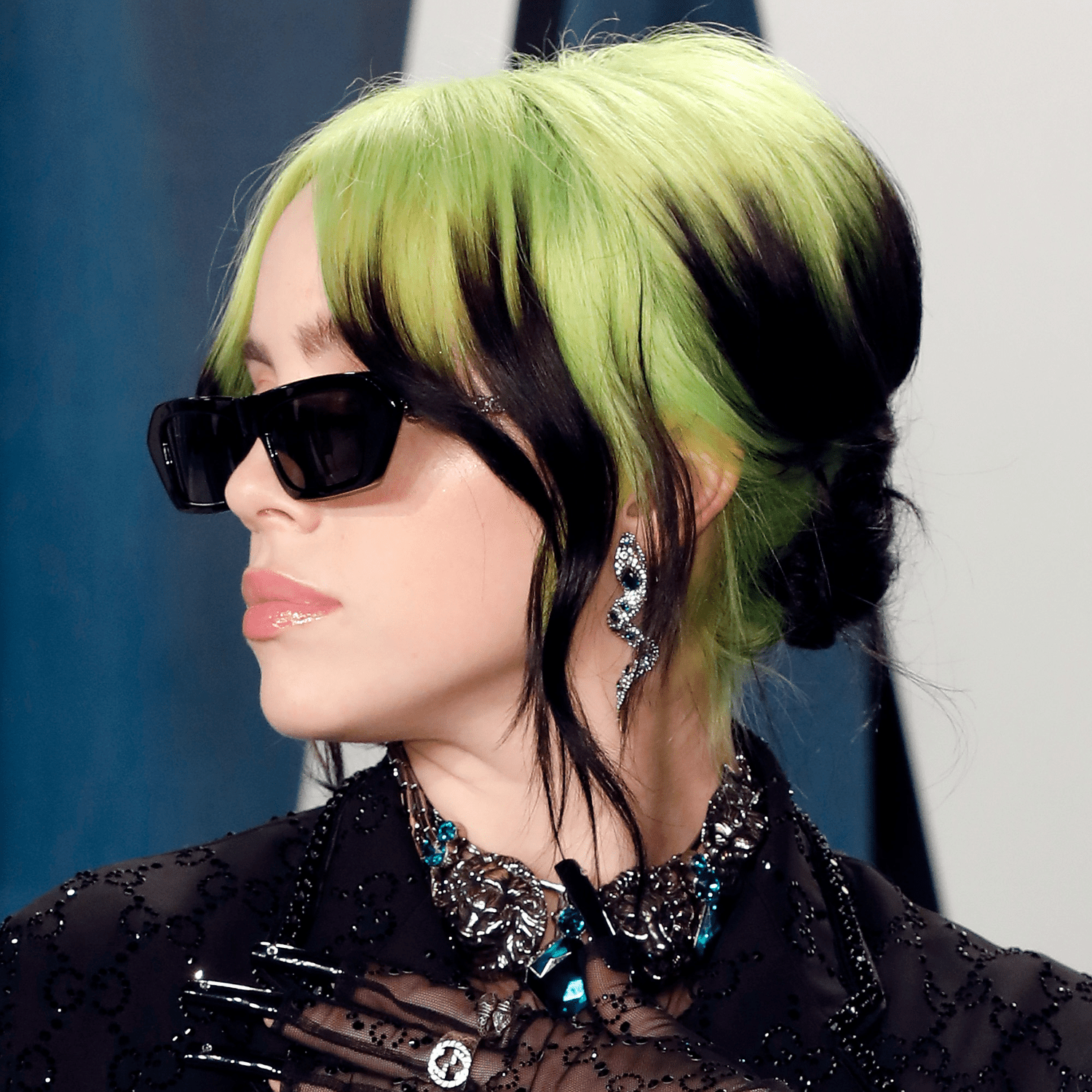 Billie Eilish com cabelo verde e preto