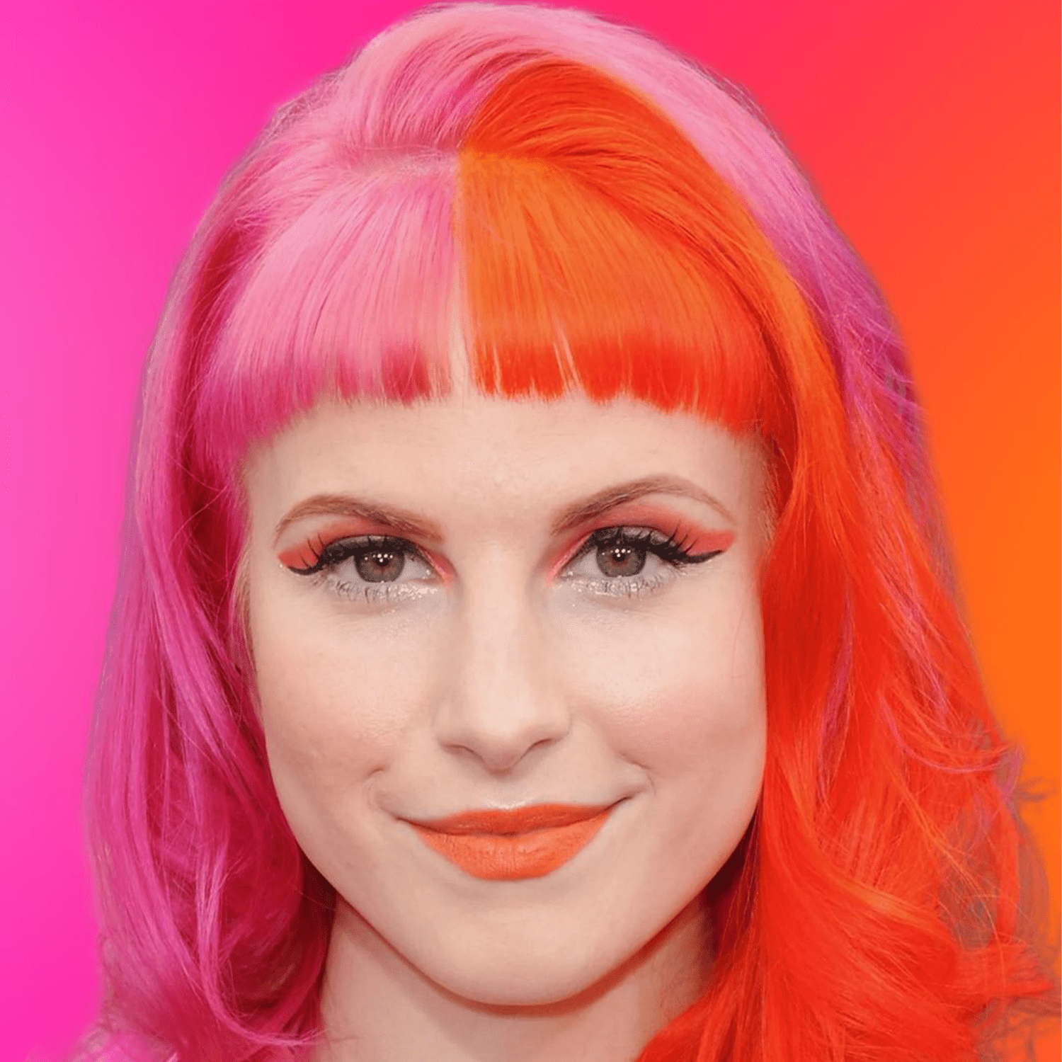 Hailey com cabelo laranja e rosa