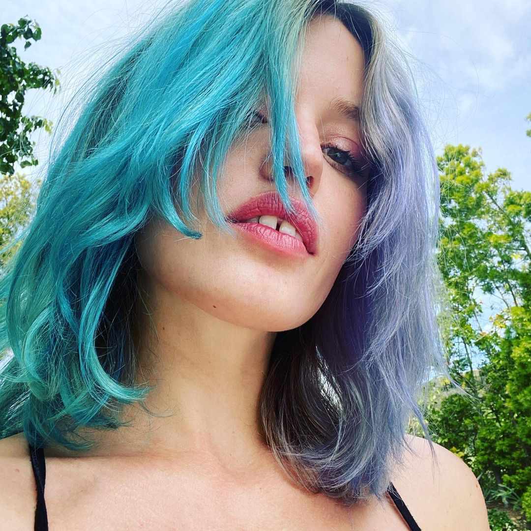 Georgia May Jagger com cabelo azul-petróleo e lavanda