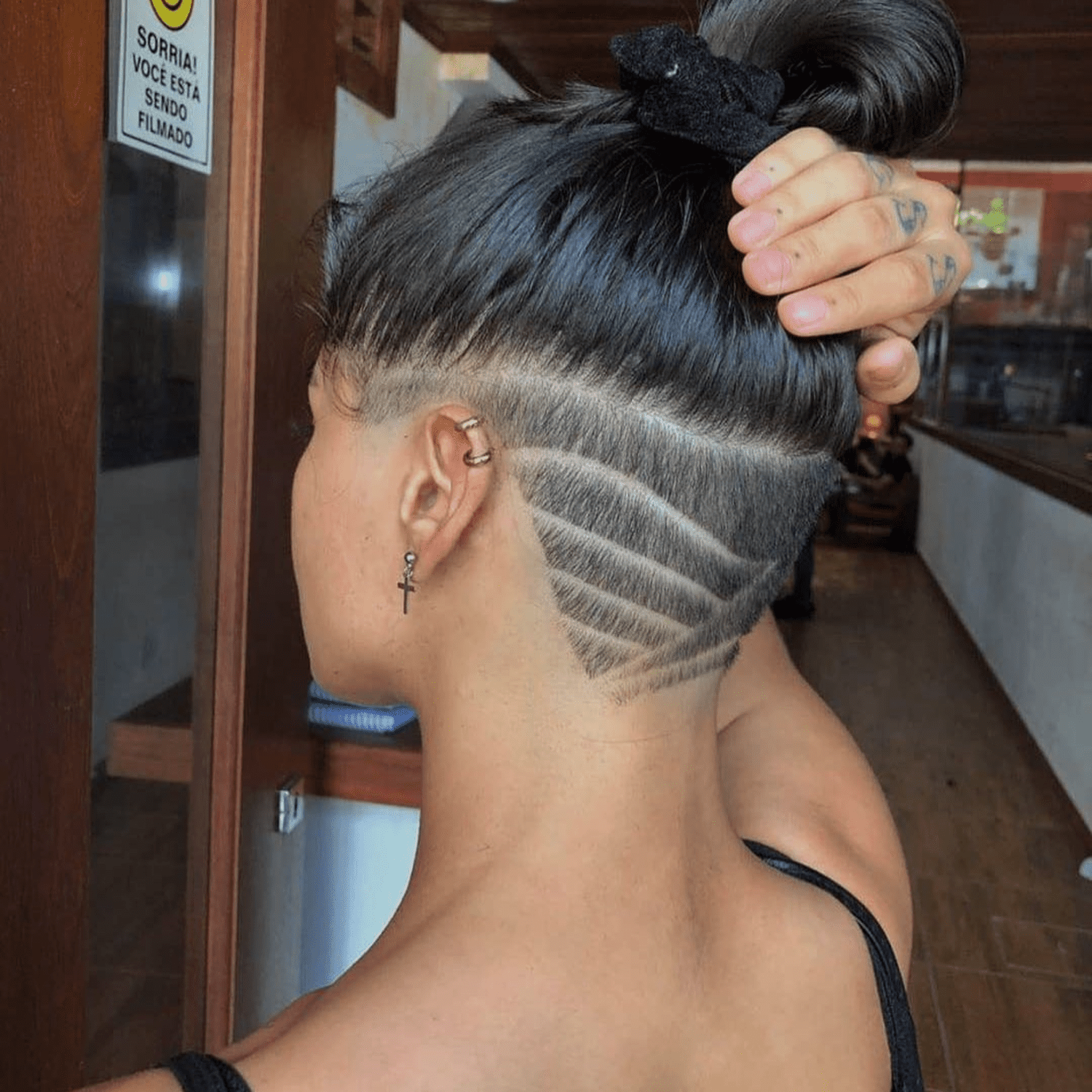 Vista de um corte de cabelo feminino com ondas
