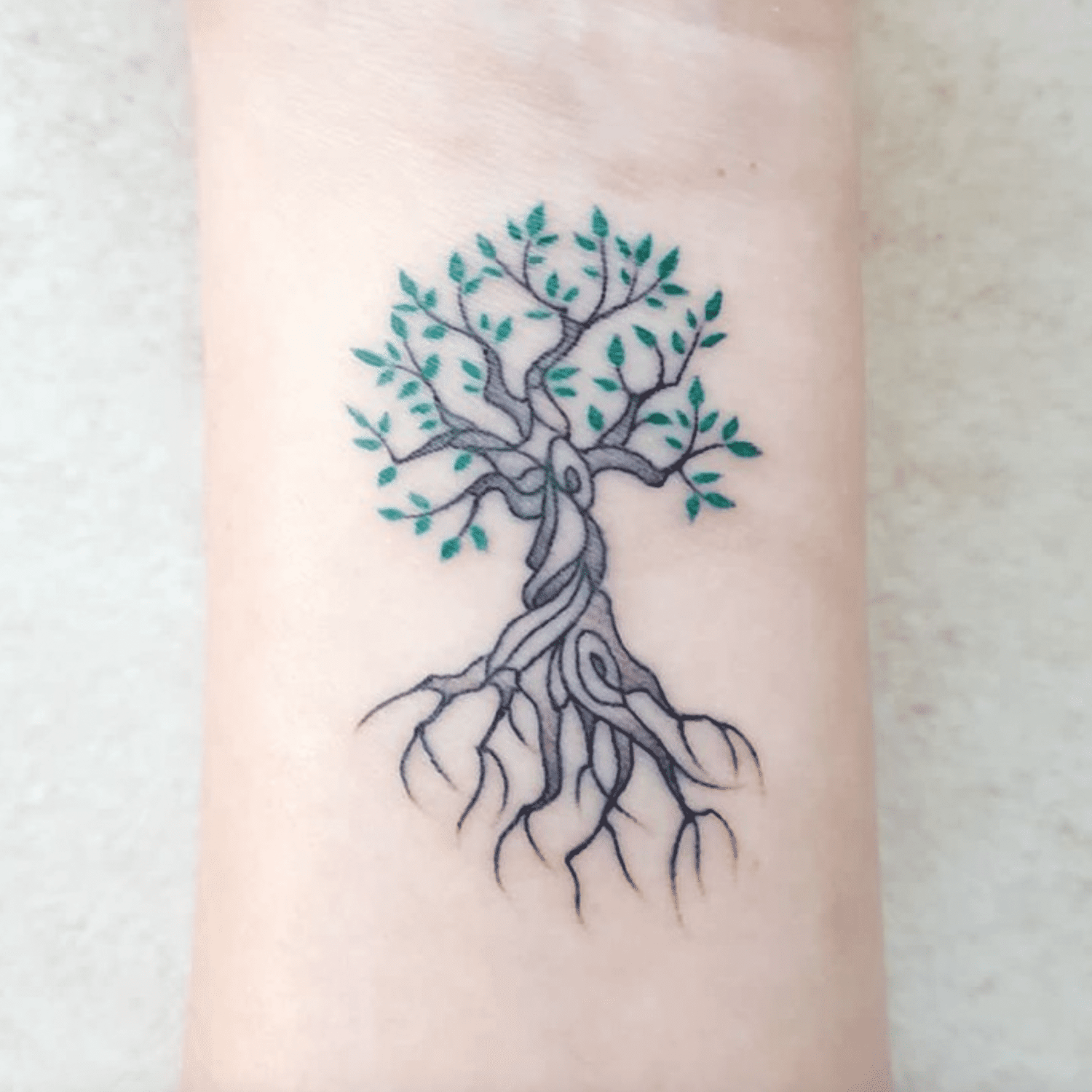 Tatuagem de árvore chique no antebraço