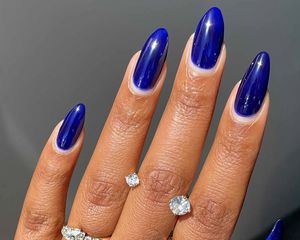 Manicure azul cobalto em unhas em forma de amêndoa